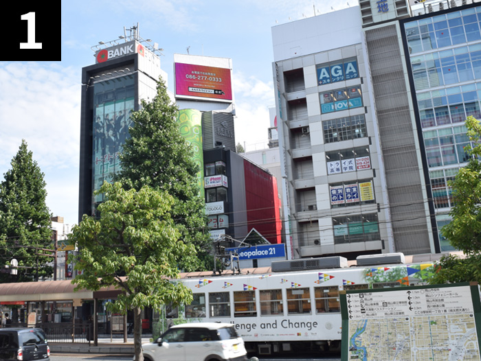 ビックカメラ入口前から見た岡山ももたろうビジョン